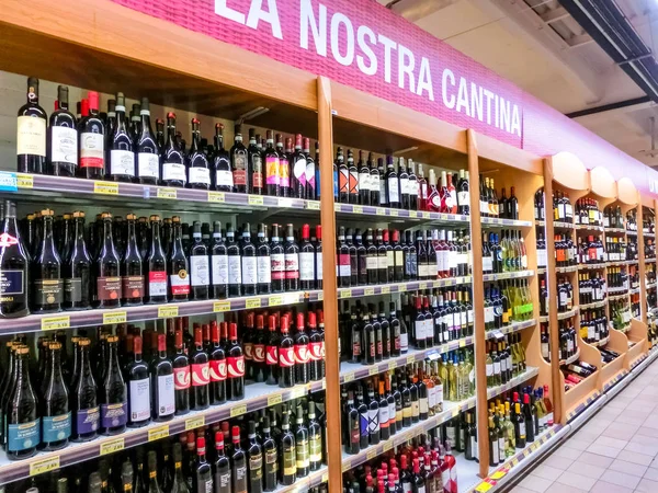 Genoa Liguria Italy September 2019 Wine Shellves Supermarket Coop Genova — Stockfoto