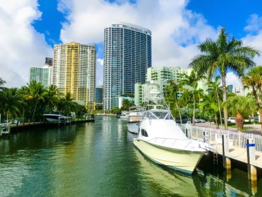 Lauderdale, Florida 'nın şehir manzarası sahili ve apartmanları gösteriyor.