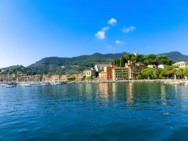 Santa Margherita Ligure, Liguria Italia kıyıları denizden izliyor. Plajların hemen arkasındaki evlerin tipik mimarisine sahip güzel evler ve villalar.