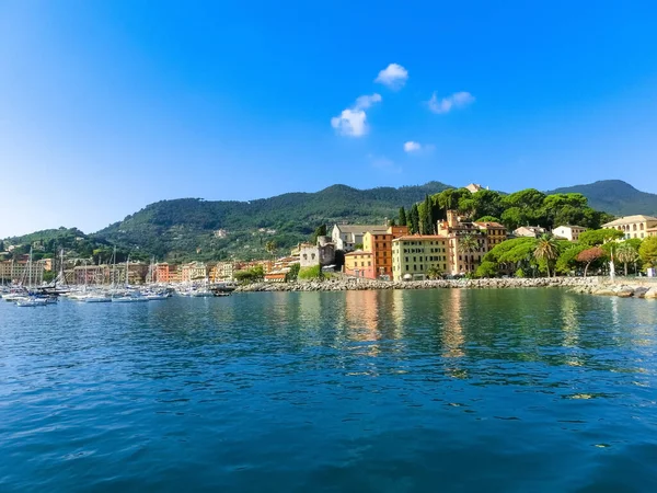 Santa Margherita Ligure, Liguria Italia kıyıları denizden izliyor. Plajların hemen arkasındaki evlerin tipik mimarisine sahip güzel evler ve villalar.