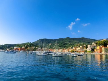 Santa Margherita Ligure, Liguria Italia kıyıları denizden izliyor. Plajların hemen arkasındaki evlerin tipik mimarisine sahip güzel evler ve villalar.
