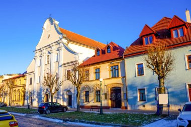 Colourful Kezmarok, Slovakya, ana caddede SPI bölge, Poprad nehir küçük bir kasaba evleri.