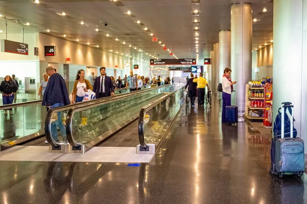 Miami Florida Diciembre 2019 Viajeros Dentro Del Aeropuerto Internacional Miami — Foto de Stock