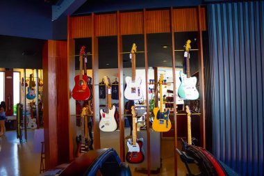 Miami, Amerika Birleşik Devletleri - 30 Kasım 2019: Amerika Birleşik Devletleri Miami 'deki Walt Grace Vintage Gitar Dükkanı' nda gitarlar