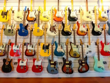 Miami, Amerika Birleşik Devletleri - 30 Kasım 2019: Amerika Birleşik Devletleri Miami 'deki Walt Grace Vintage Gitar Dükkanı' nda gitarlar