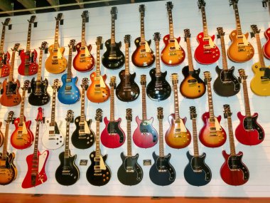 Miami, Amerika Birleşik Devletleri - 30 Kasım 2019: Amerika Birleşik Devletleri Miami 'deki Walt Grace Vintage Gitar Dükkanı' nda gitarlar