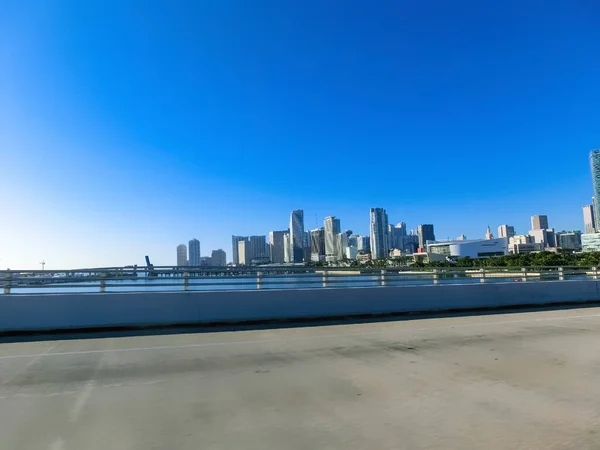 Grattacieli Miami con ponte sul mare durante il giorno . — Foto Stock