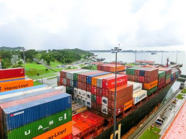 Panama Kanalı, Panama - 7 Aralık 2019: Panama Kanalı 'ndaki Miraflores Kilitleri' ne giren Hapag-Lloyd kargo gemisi