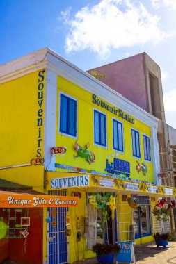 Willemstad, Curacao, Hollanda - 5 Aralık 2019: Yerel satıcılardan hediye ve hediyelik eşya almak için limanda tur.