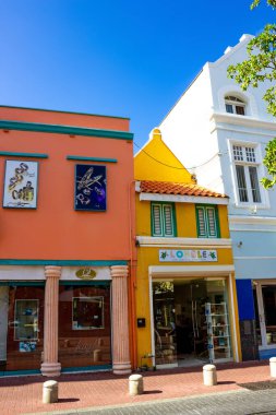 Willemstad, Curacao, Hollanda - 5 Aralık 2019: Curacao 'daki Handelskade caddesinde özel renkli binalar