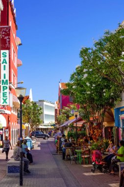 Willemstad, Curacao, Hollanda - 5 Aralık 2019: Curacao 'daki Handelskade caddesinde özel renkli binalar