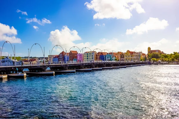 Willemstad, Curacao, Netherlands - December 5, 2019: Queen Emma Bridge in front of the Punda district, is a pontoon bridge across St. Anna Bay — 스톡 사진