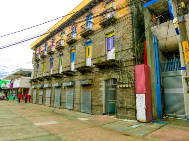 Puerto Limon, Kosta Rika - 8 Aralık 2019: Kosta Rika 'nın Porto Limonu yolcu gemisindeki tipik bir cadde.