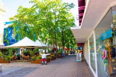 Willemstad, Curacao, Hollanda - 5 Aralık 2019: Curacao 'daki Handelskade caddesinde özel renkli binalar