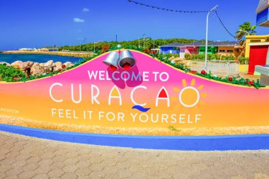 Willemstad, Curacao, Hollanda - 5 Aralık 2019: Endüstriyel nakliye limanında Curacao 'nun karşılama işareti. Willimestad, renkli mimarisiyle bir Karayip turist Mekke 'si haline geliyor.