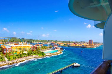 Curacao Adası, Karayipler 'deki Antiller' de çok güzel mimarisi ve plajları olan tropik bir cennettir..