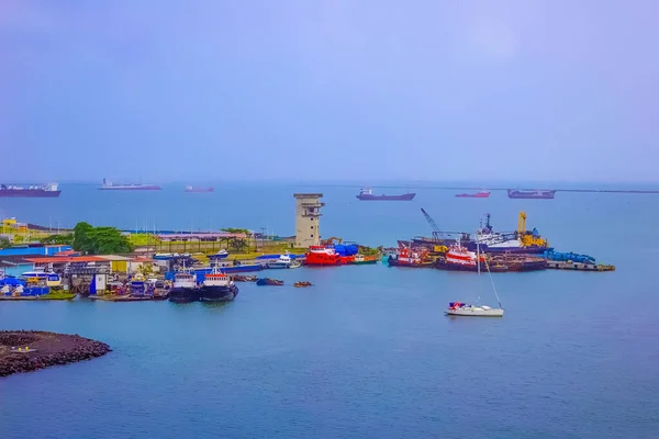 コロンはパナマのカリブ海沿岸の海港です パナマ運河へのカリブ海の入り口付近にある — ストック写真