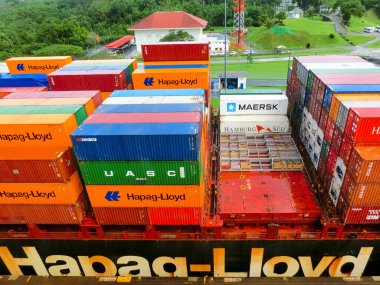 Panama Kanalı, Panama - 7 Aralık 2019: Hapag-Lloyd kargo gemisi Panama Kanalı 'ndaki Miraflores Kilitleri' ne giriyor.