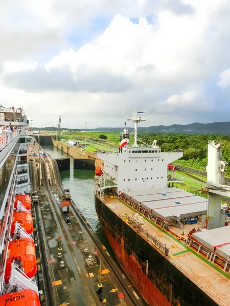 パナマ運河 パナマ 12月7 2019 パナマのパナマ運河にあるミラフローレスロックに入る貨物船 — ストック写真
