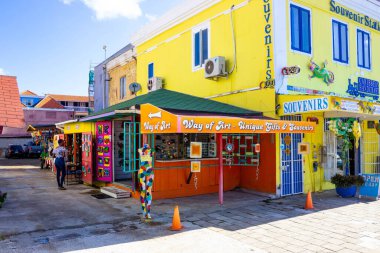 Willemstad, Curacao, Hollanda - 5 Aralık 2019: Curacao caddesinde özel renkli binaları olan insanlar