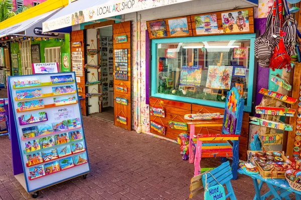 Willemstad, Curacao, Hollanda - 5 Aralık 2019: Yerel satıcılardan hediye ve hediyelik eşya alımı.