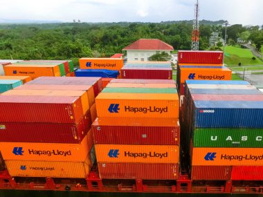 Panama Kanalı, Panama - 7 Aralık 2019: Hapag-Lloyd kargo gemisi Panama Kanalı 'ndaki Miraflores Kilitleri' ne giriyor.