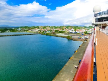 Limon limanı - Kosta Rika limanı. Deniz ve mavi gökyüzü