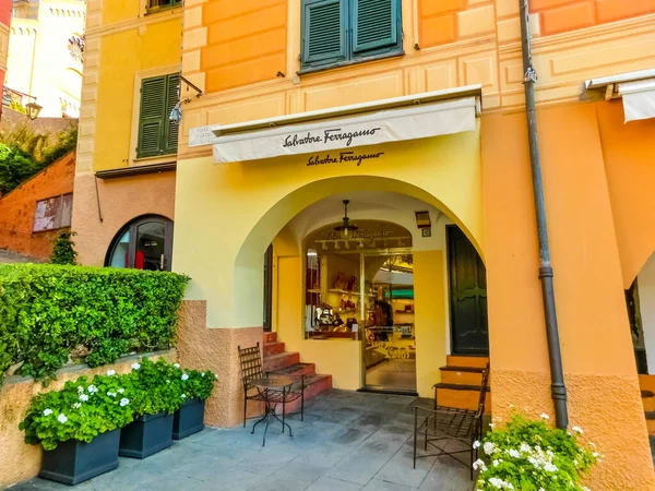Portofino, İtalya - 13 Eylül 2019: Portofino, İtalya 'da Salvatore Ferragamo mağazası. Salvatore Ferragamo 1928 yılında kurulan bir İtalyan lüks şirketidir..