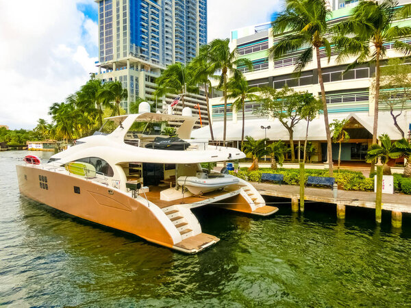 Форт-Лодердейл - 11 декабря 2019 года: пляж, яхты и кондоминиумы в Форт-Лодердейле, Флорида
