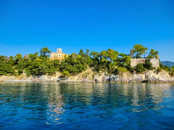 Alte Mittelalterliche Burg Auf Einem Hügel Der Nähe Des Hafens — Stockfoto