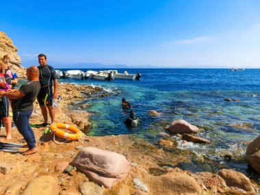 Sharm El Sheikh, Mısır - 17 Şubat 2020: 100 'den fazla dalgıcın öldüğü ünlü dalış sahasındaki insanlar