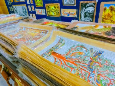 Sharm El Sheikh, Mısır - 17 Şubat 2020: Mısır tarihine ait unsurlara sahip papirüs - Mısır 'ın Sharm El Sheikh kentindeki pazarda sergilenen eşyalar