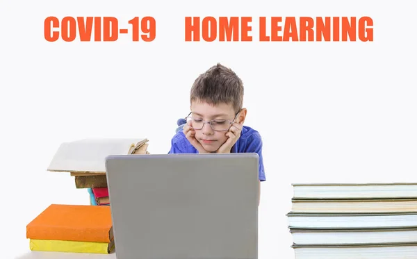 Tienerjongen Met Veel Boeken Notitieboekje Thuis Covid Coronavirus Home Learning — Stockfoto