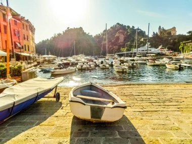İtalya 'da Portofino, Liguria' da yatları olan güzel bir koy.