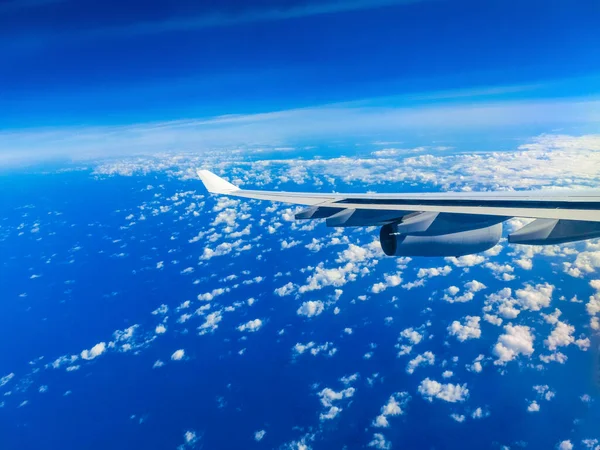 Vista Desde Avión Sobre Cielo Azul Nubes Blancas Volando Avión — Foto de Stock
