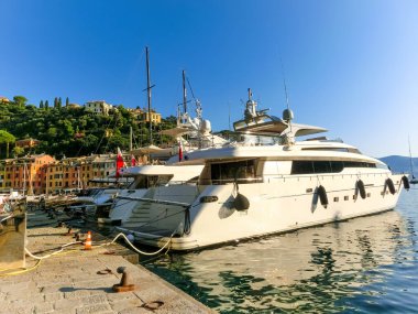 İtalya 'da Portofino, Liguria' da yatları olan güzel bir koy.