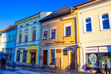 Kezmarok, Slovakya - 01 Ocak 2020: Slovakya 'nın başkenti Kezmarok' un ana caddesinde renkli evler, Poprad nehri kıyısında küçük bir kasaba.