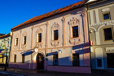 Kezmarok, Slovakya - 01 Ocak 2020: Slovakya 'nın başkenti Kezmarok' un ana caddesinde renkli evler, Poprad nehri kıyısında küçük bir kasaba.