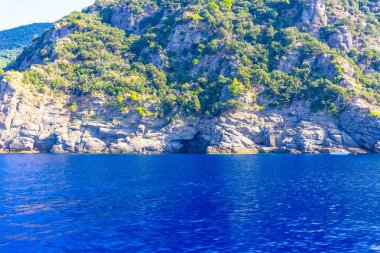İtalya 'da Portofino limanı yakınlarındaki yeşil tepelerin deniz manzarası.