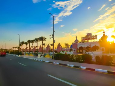 Sharm El Sheikh, Mısır - 13 Şubat 2020: Alışveriş caddelerinden biri, Mısır 'ın Sharm El Sheikh kentindeki Mısır binalarının güzel mimari özellikleri