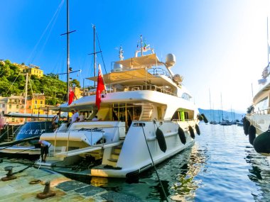 İtalya 'da Portofino, Liguria' da yatları olan güzel bir koy.