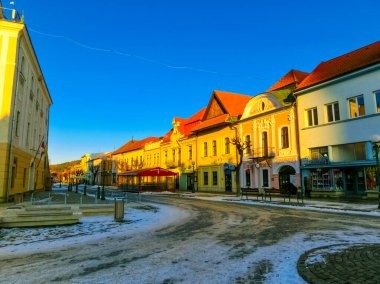 Kezmarok, Slovakya - 01 Ocak 2020: Slovakya 'nın başkenti Kezmarok' un ana caddesinde renkli evler, Poprad nehri kıyısında küçük bir kasaba.