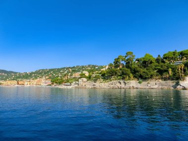 Santa Margherita Ligure, Liguria Italia kıyıları denizden izliyor. Plajların hemen arkasındaki evlerin tipik mimarisine sahip güzel evler ve villalar.
