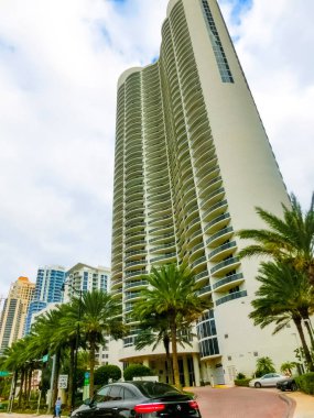 Miami, Amerika Birleşik Devletleri - 30 Kasım 2019: Miami 'de Collins Bulvarı' nda ünlü otelleri olan cadde
