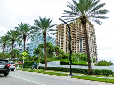 Miami, Amerika Birleşik Devletleri - 30 Kasım 2019: Miami Beach 'teki Collins Bulvarı' nda trafik ve ünlü otellerin olduğu sokak sahnesi