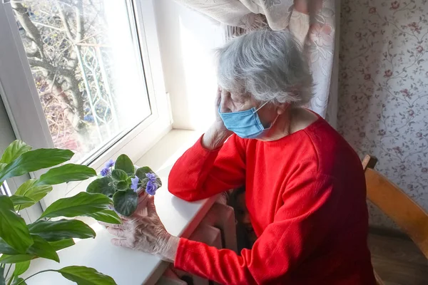 Ковід Охорона Здоров Безпека Пандемія Стара Самотня Жінка Одягнена Захисну — стокове фото