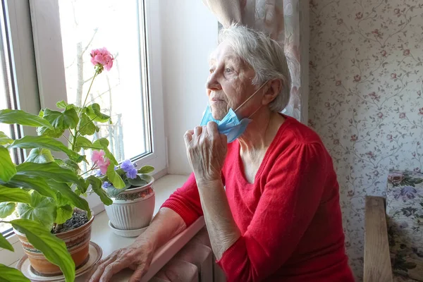 Ковид Концепция Здоровья Безопасности Пандемии Пожилая Одинокая Женщина Защитной Медицинской — стоковое фото