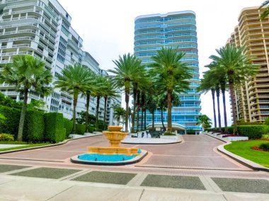 Miami, Amerika Birleşik Devletleri - 30 Kasım 2019: Miami Beach 'teki Collins Bulvarı' nda trafik ve ünlü otellerin olduğu sokak sahnesi