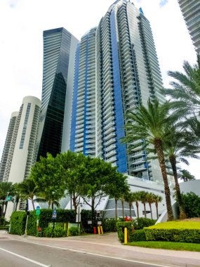 Miami, Amerika Birleşik Devletleri - 30 Kasım 2019: Miami 'de Collins Bulvarı' nda ünlü otelleri olan cadde