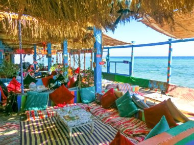 Dahab Blue Hole 'daki Kızıl Deniz Sahili' nde açık bir kafe ya da dinlenme alanı.